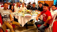 Ditemani Julie, David menikmati makanan bersama rekan-rekannya. Kompak ya pasangan ini! Foto: instagram davidtjipto