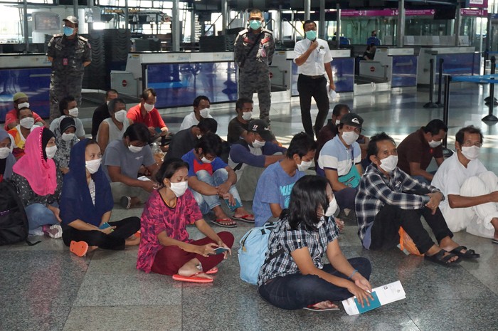 DEPORTASI TKI ILEGAL DARI MALAYSIA Sejumlah Tenaga Kerja Indonesia (TKI) ilegal dari berbagai tahanan Imigrasi di Semenanjung Malaysia berada di Bandara Kuala Lumpur International Airport (KLIA), Kamis (9/4/2020), sebelum dipulangkan melalui Jakarta dan Medan. Pemerintah Malaysia memulangkan sebanyak 1.038 tahanan dalam rangka pencegahan COVID-19 bagi para tahanan di depo imigrasi selama masa Perintah Kawalan Pergerakan (MCO) atau isolasi wilayah. ANTARA Foto/Agus Setiawan/aww.