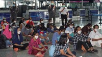 Sejumlah Tenaga Kerja Indonesia (TKI) ilegal dari berbagai tahanan Imigrasi di Semenanjung Malaysia berada di Bandara Kuala Lumpur International Airport (KLIA), Kamis (9/4/2020), sebelum dipulangkan melalui Jakarta dan Medan. 