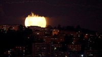 Supermoon bersinar terang di langit Vina del Mar, Chili. (REUTERS/Rodrigo Garrido)