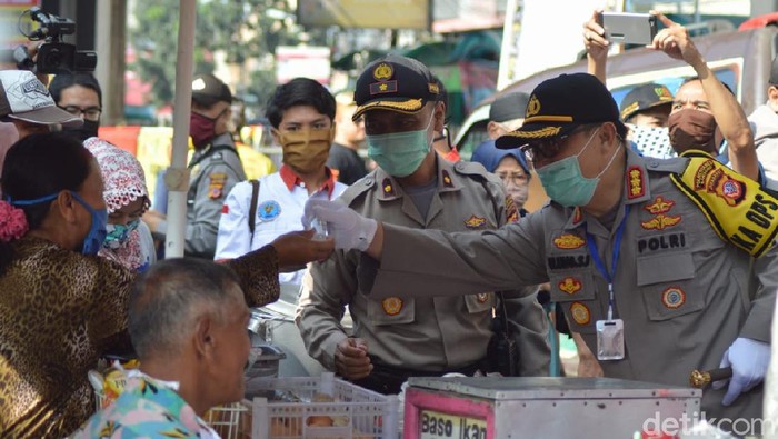 Polisi Bagikan Masker dan Hand Sanitizer di Bandung