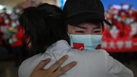 Anggota staf medis Provinsi Jilin menangis saat memeluk perawat dari Wuhan setelah lockdown berakhir. (AFP)