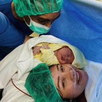 Inilah momen manis yang akan menjadi kenangan Mutia Ayu dan Gewa setelah ditinggal Glen Ferdly untuk selamanya. Glenn tampak menatap penuh kasih putri kecilnya yang baru saja dilahirkan sang istri. Foto: Instagram Glenn Fredly dan Mutia Ayu