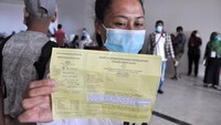 Seorang Tenaga Kerja Indonesia (TKI) memperlihatkan surat kewaspadaan kesehatan usai mengikuti Rapid Test COVID-19 di Bandara Kualanamu. Mereka akan dikarantina terlebih dahulu sebelum dipulangkan ke daerah asalnya.