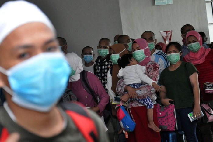 KEDATANGAN TKI DARI MALAYSIA DI BANDARA KUALANAMU Petugas Karantina Kemenkes memeriksa surat kesehatan kewaspadaan para Tenaga Kerja Indonesia (TKI) dari Malaysia saat tiba di Bandara Internasional Kualanamu Kabupaten Deliserdang, Sumatera Utara, Kamis (9/4/2020). Sebanyak 134 orang TKI yang terdampak 'lockdown' atau karantina wilayah COVID-19 di Malaysia tersebut selanjutnya akan mengikuti proses karantina di bawah pengawasan Gugus Tugas Percepatan Penanganan COVID-19 Sumut sebelum dipulangkan ke daerah asal mereka masing-masing. ANTARA FOTO/Septianda Perdana/nz