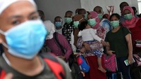 Sebanyak 134 orang TKI dari Malaysia tiba di Bandara Internasional Kualanamu, Kabupaten Deliserdang, Sumatera Utara, Kamis (9/4/2020). Mereka tiba di bandara dengan dua gelombang.
