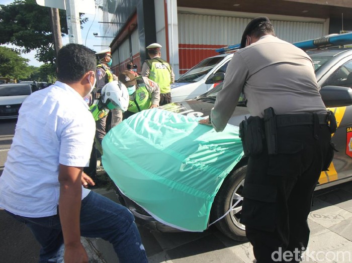 Ada cara unik yang dilakukan polisi untuk mengingatkan warga Surabaya akan pentingnya memakai masker saat virus Corona mewabah. Salah satunya dengan sosialisasi menggunakan mobil bermasker.