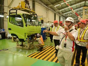 Truk Hino Diborong Agrinas: Produksi Digeber-Inden Konsumen Retail Mengular!