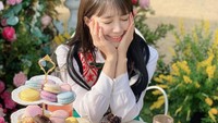 Jung Eunji, wanita cantik yang menduduki posisi main vocal. Suaranya yang indah sudah banyak diketahui oleh penggemar KPOP. Selain berkarir dengan Apink, Eunji juga mengeluarkan album solo. Begini cantiknya Eunji saat berpose dengan beragam dessert seperti donat, macaron, choco cake, pie, croissant, dan jus jeruk. Foto: Istimewa