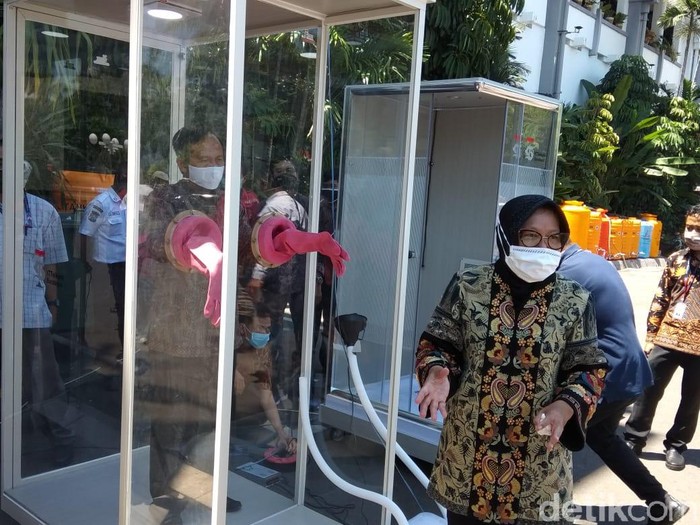 Banyaknya tenaga kesehatan (nakes) yang kena Corona saat merawat pasien, mendorong Institut Teknologi Telkom Surabaya (ITTS) membuat alat bernama Swab Chamber. Kira-kira seperti apa ya fungsinya?