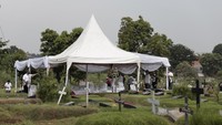 Tenda warna putih pun juga sudah terpasang di atas pusaranya. Foto: Pemakaman Glenn Fredly (Hanif/detikcom)