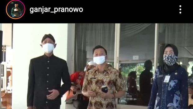 Gubernur Ganjar Pranowo bernyanyi bersama pegawai Pemprov Jateng untuk mengenang Glenn Fredly, Kamis (9/4/2020).