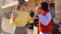 Hampir 10 tahun kenal dan tinggal bersama. Chorong dan Bomi Apink sudah nampak seperti keluarga. Keduanya pun tinggal satu apartment. Mereka juga kerap berlibur bersama, ini momen keduanya saat menikmati es krim di suatu negara. Foto: Istimewa