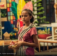 Rita Gaviola sempat viral empat tahun lalu karena kecantikannya. Ketika itu, Rita tertangkap kamera fotografer Topher Quinto Burgos sedang mengemis di jalanan bersama adiknya. Setelah fotonya diunggah, Rita pun mendapat banyak tawaran, termasuk jadi model dan main sinetron. Foto: Topher Quinto Burgos