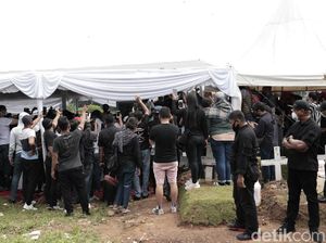 Pemakaman Glenn Fredly Dipenuhi Pelayat