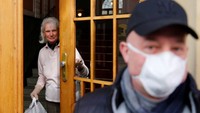 Bersama para pengemudi fiaker lainnya, Gerzabek membawa makanan yang disedikan InterContinental Vienna. (REUTERS/Leonhard Foeger)