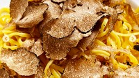 Truffle identik sebagai makanan mewah. David pun menikmatinya dengan paduan daging sampai pasta. Nyamm! Foto: instagram davidtjipto