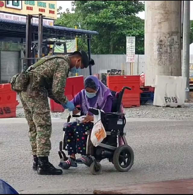 Viral tentara berikan masker dan sarung tangan untuk wanita difabel