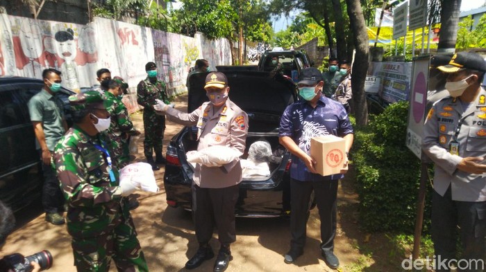 Polisi dan TNI bagikan sembako ke buruh yang dirumahkan gegara Corona
