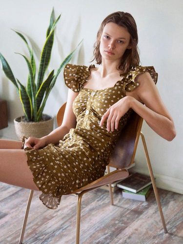 Kampanye social distancing, model Zara pemotretan koleksi terbaru di rumah.