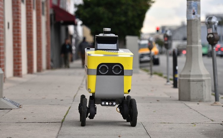 Berbagai aturan menangkal penyebaran Corona membuat sebagian besar manusia tinggal di rumah. 
Tinggal robot-robot yang menggantikan sebagian tugas manusia.