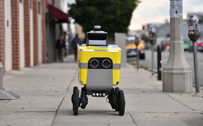 Berbagai aturan menangkal penyebaran Corona membuat sebagian besar manusia tinggal di rumah. 
Tinggal robot-robot yang 'menggantikan' sebagian tugas manusia.