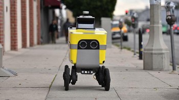 Jika di Jakarta masih mengandalkan GoFood atau GrabFood, di Los Angeles bisa mengandalkan robot Postmate. Robot tersebut mengantarkan pesanan makanan kerumah-rumah seperti terlihat di jalanan Los Angeles, California (24/3/2020). CHRIS DELMAS/AFP via Getty Images