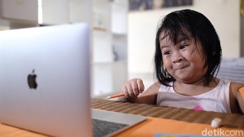 Pembelajaran dilakukan lewat aplikasi Zoom. Setiap siswa saling menyapa dan guru memberikan pembelajaran secara online. Salah satunya di playgroup Unity School. Begini keceriaan kelas online.