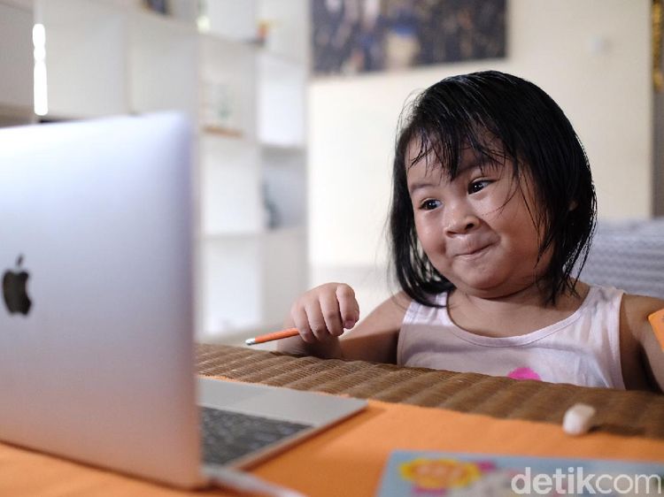 Siswa di Bekasi Tetap Gembira Via Kelas Online