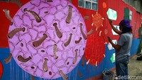 Mural dibuat dengan warna-warna yang mencolok. 