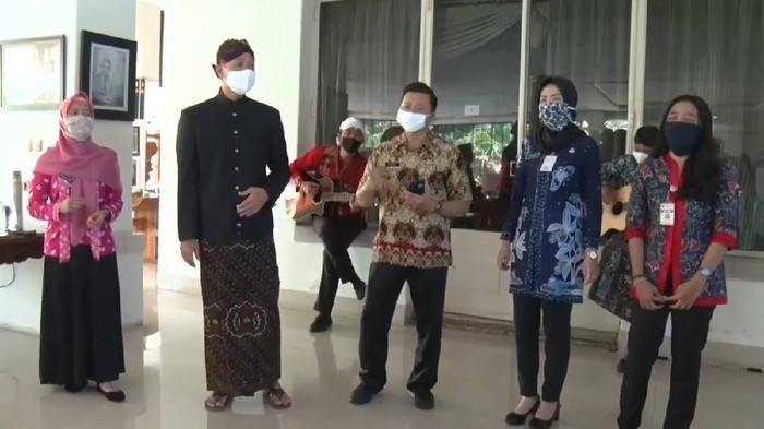Gubernur Ganjar Pranowo bernyanyi bersama pegawai Pemprov Jateng untuk mengenang Glenn Fredly, Kamis (9/4/2020).