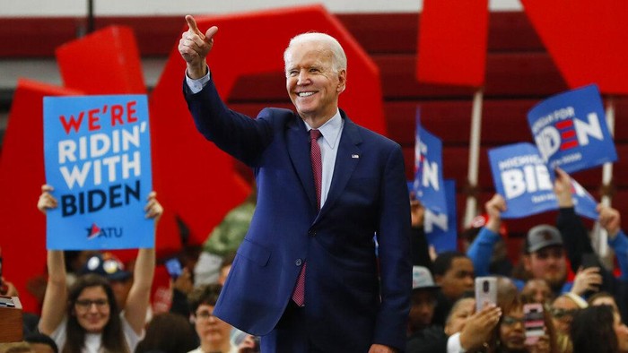 Trump di Pemilu Wapres era Presiden Obama, Joe Biden Dipastikan Tantang Trump di Pemilu AS
Wapres AS periode 2009-2017 Joe Biden dipastikan menjadi penantang presiden
petahana Donald Trump. Kepastian ini diperoleh setelah pesaing utama di konvensi
Partai Demokrat, Bernie Sanders menghentikan kampanye, Rabu (8/4) atau Kamis
(9/4) waktu Indonesia.