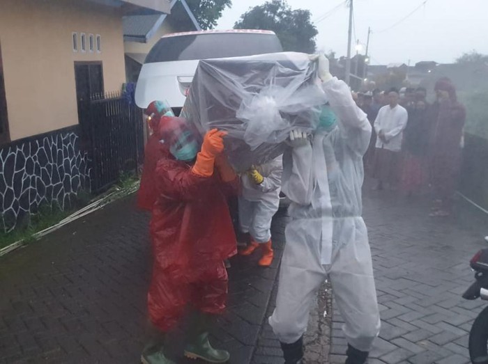 Pasien RSUD Bangil meninggal dan dimakamkan dengan protap orang positif COVID-19. Belum dipastikan apakah pasien tersebut positif virus Corona atau tidak.