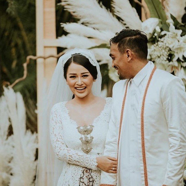 Sebelum diberitakan menikah, keduanya tidak pernah memamerkan foto kemesraan di media sosial. Disebut-sebut hubungan mereka terjalin satu tahun sebelum pernikahan. Foto: Instagram/@mutia_ayuu, @glennfredly309