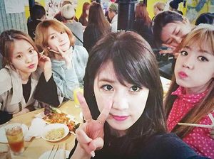 Serunya Momen Makan-makan Apink yang Akan Rilis Lagu Baru!