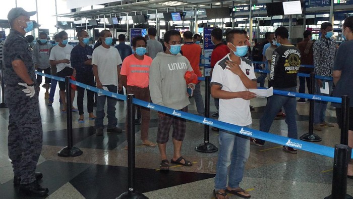 Sejumlah Tenaga Kerja Indonesia (TKI) ilegal dari berbagai tahanan Imigrasi di Semenanjung Malaysia berada di Bandara Kuala Lumpur International Airport (KLIA), Kamis (9/4/2020), sebelum dipulangkan melalui Jakarta dan Medan. Pemerintah Malaysia memulangkan sebanyak 1.038 tahanan dalam rangka  pencegahan COVID-19 bagi para tahanan di depo imigrasi selama masa Perintah Kawalan Pergerakan (MCO) atau isolasi wilayah. ANTARA Foto/Agus Setiawan/aww.