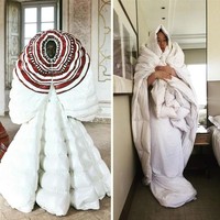 Valentino x Moncler merupakan salah satu kolaborasi terbaik yang pernah terjadi dalam sejarah fashion. Pria ini lantas mencoba menciptakan ulang gaun dramatis kolaborasi tersebut dengan bed cover. (Foto: Dok. Boredpanda)