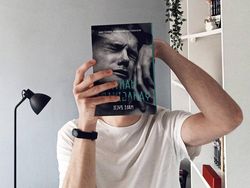 Aksi Kocak Pecinta Buku Atasi Bosan #DiRumahAja