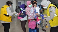 Para TKI itu akan dikarantina dulu. Setelah selesai, baru dijemput oleh Dinas Tenaga Kerja masing-masing kabupaten asal mereka.