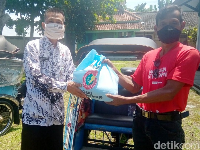 PGRI Purworejo bagikan sembako dan ribuan masker gratis, Kamis (9/4/2020).