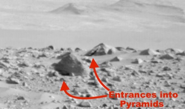 Penggemar konspirasi soal alien dan kehidupan di luar angkasa, Scott C Waring lagi-lagi angkat suara soal klaim penemuan piramida di Planet Mars.