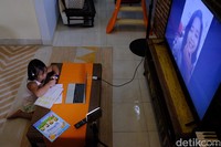 Pemkot Bekasi, Jawa Barat membuat kebijakan pembelajaran di rumah hingga 14 April 2020 untuk mengantisipasi penyebaran virus Corona.