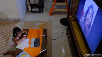 Siswa mengikuti dengan serius setiap tugas yang diberikan. Kegiatan Belajar Mengajar (KBM) Online ini membantu pembelajaran meski tidak bertatap muka secara langsung.