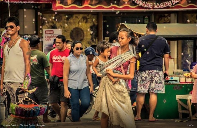 Ketika itu, gadis asal Filipina ini berumur 13 tahun dan ingin membantu sang ayah yang seorang tukang sampah serta ibu yang merawat lima saudaranya. Tak ada satu pun saudaranya yang sekolah dan keluarga mereka pun kesulitan untuk makan. Foto: Topher Quinto Burgos