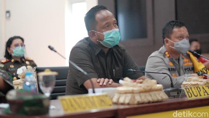 Bupati Ponorogo Ipong Muchlissoni