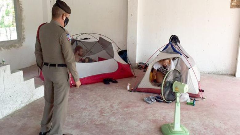 Turis Rusia terdampar di Phuket saat lockdown Turis Rusia terdampar di Phuket saat lockdown