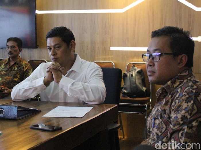 Melalui akun Instagram @abdullah_abe, Wali Kota Kediri Abdullah Abu Bakar kembali mengumumkan update kasus Corona. Hingga saat ini ada empat warga kediri yang positif Corona.