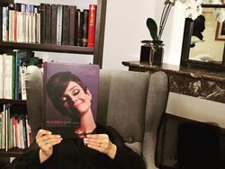 Aksi Kocak Pecinta Buku Atasi Bosan #DiRumahAja