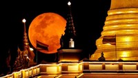 Lihatlah indahnya Bulan saat diabadikan di Wat Saket Temple, Bangkok, Thailand. (REUTERS/Jorge Silva)