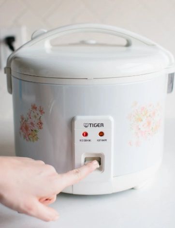 Rice cooker untuk sterilkan masker sekali pakai